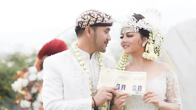 7 Potret Pernikahan Jenita Janet dengan Pengusaha Danu Sofwan