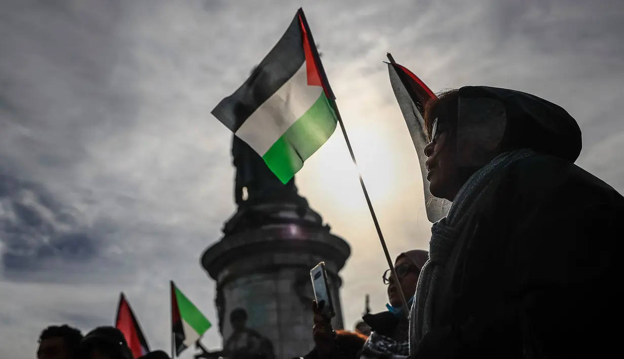 Ini adalah aksi unjuk rasa pro-Palestina pertama yang diizinkan di Paris sejak 7 Oktober 2023. (AP Photo/Aurelien Morissard)