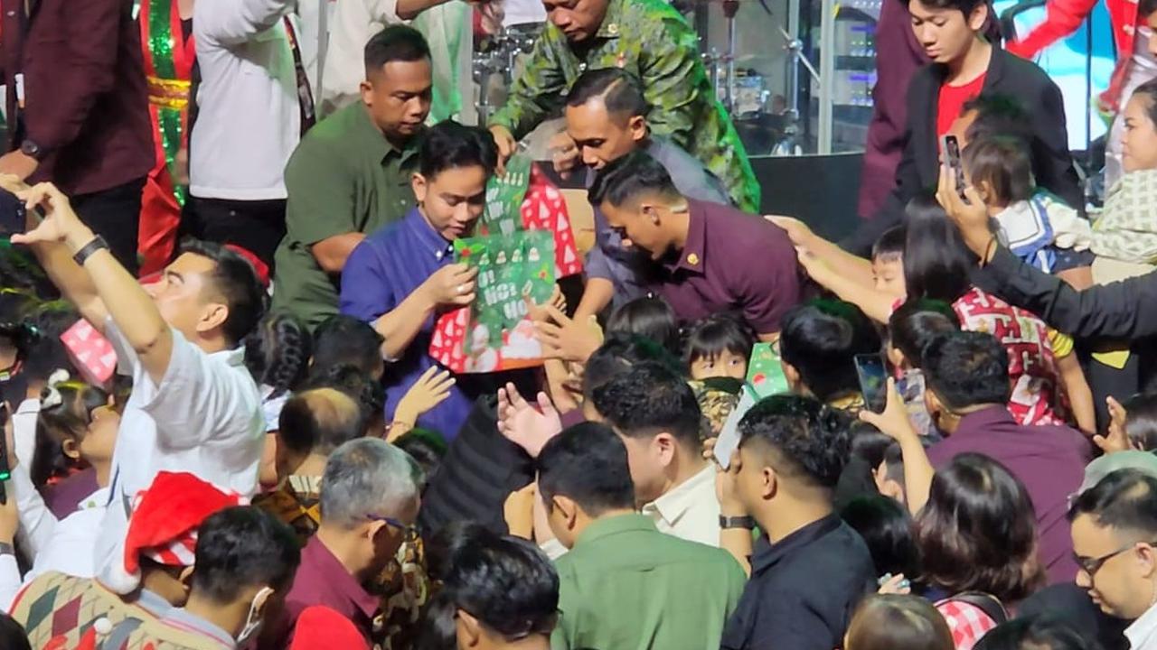 Tinjau Gereja di Solo, Gibran Bagi-Bagi Kado Natal