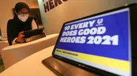 Sebuah layar tab bertuliskan “10 Every U Does Good Heroes 2022” yang mengajak lebih banyak generasi muda Indonesia membawa perubahan bagi lingkungan dan masyarakat di sela sesi talkshow di Jakarta (01/11/2022) (Liputan6.com)