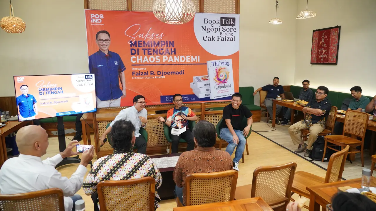 Direktur Utama Pos Indonesia Faizal Rochmad Djoemadi, dalam acara Book Talk bertajuk Sukses Memimpin di Tengah Chaos Pandemi. (Dok PosIND)