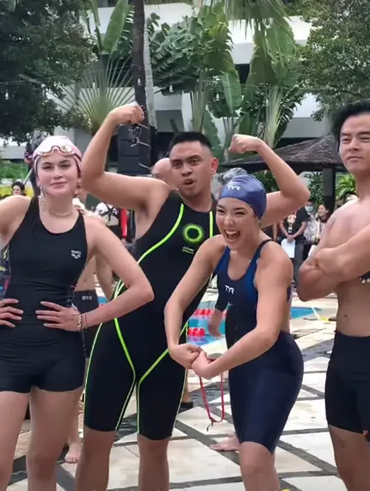 Gisella Anastasia pilih kenakan swimwear three colour dengan potongan backless. Ia kenakan cap berwarna navy dan kacamata warna warni [@gisel_la]