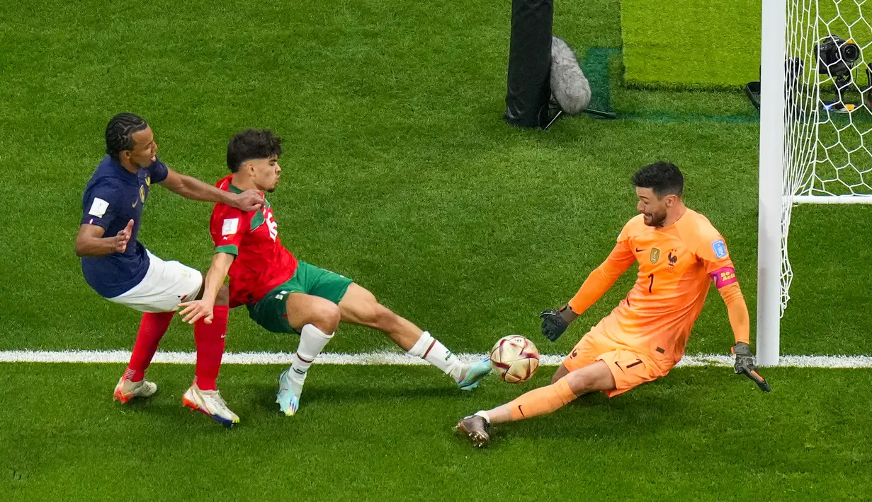 Gelandang Maroko, Abde Ezzalzouli mencoba melakukan tembakan ke gawang kiper Prancis Hugo Lloris selama pertandingan semifinal Piala Dunia 2022 di Maroko di Stadion Al Bayt di Al Khor, Qatar, Kamis (15/12/2022). Prancis menang atas Maroko dengan skor 2-0.  (AP Photo/Petr David Josek)