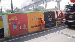 Petugas PSSU menyelesaikan mural bertema Asian Games di kawasan Tanjung Barat, Jakarta, Kamis (31/5). Mural itu dibuat untuk sosialisasi sekaligus bentuk dukungan terhadap perhelatan Asian Games pada Agustus 2018 mendatang. (Liputan6.com/Faizal Fanani)