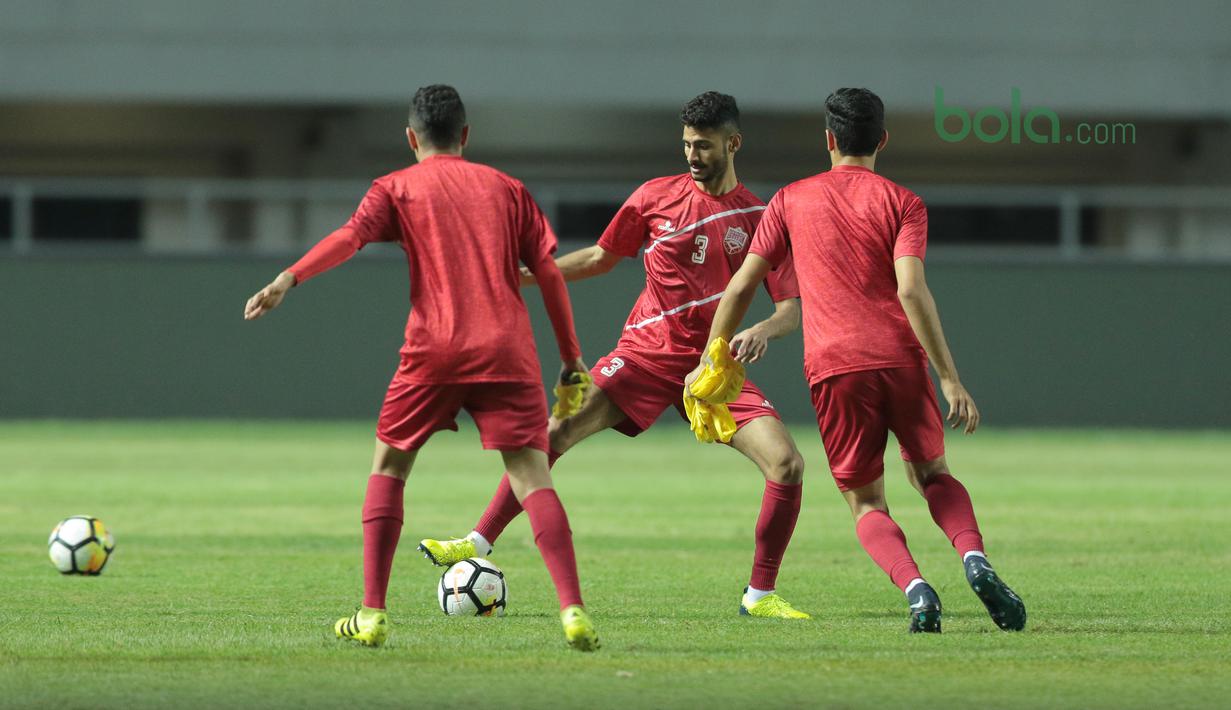 Para pemain Bahrain berlatih umpan pendek saat uji coba lapangan di Stadion Pakansari, Bogor, (26/4/2018). Bahrain tampil dengan pemain muda pada PSSI Anniversarry Cup 2018 . (Bola.com/Nick Hanoatubun)