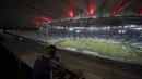 DJ Franklin Scheleger (29) memainkan suara dan lagu menyerupai gemuruh suporter selama pertandingan antara Fluminense dan Atletico Goianiense dalam babak lanjutan Kejuaraan Brasil di Stadion Maracana, Rio de Janeiro, Brasil, pada 2 September 2020. (AFP/Mauro Pimentel)