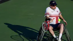 Petenis kursi roda dari Inggris, Kirk Hughes memukul bola setelah memenangkan pertandingan atas petenis Kanada dalam pertandingan awal tenis kursi roda Invictus Games 2017 di Nathan Phillips Square. Toronto, (24/09) (Harry How / Getty Images / AFP)