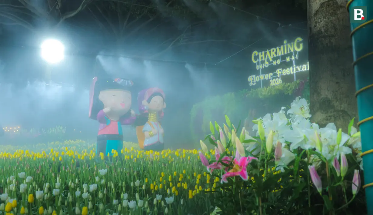 Karya patung yang berada di tengah keindahan bunga-bunga yang bertempat di Charming Chiang Mai Flower Festival pada Kamis (11/12/2025). (Bola.com/Bagaskara Lazuardi)