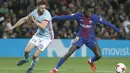 Aksi pemain FC Barcelona, Dembele (kanan) saat melewati adangan pemain Celta de Vigo, Sergi Gomez pada laga Copa del Rey di Camp Nou stadium, Barcelona, (11/1/2018). Barcelona menang 5-0 atas Celta Vigo. (AP/Manu Fernandez)