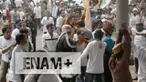Demonstran melakukan aksi lempar batu dan bakar ban 