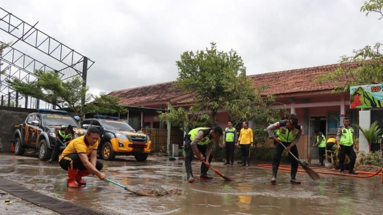 Polres Kudus Bersihkan Sekolah Terdampak Banjir, Pastikan Lingkungan Aman untuk Siswa
