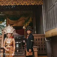 Foto yang diunggah Dika dan yang mengabadikan Aldo Sinarta itu, keduanya juga terlihat berpose di salah satu rumah adat. (Instagram/raditya_dika)