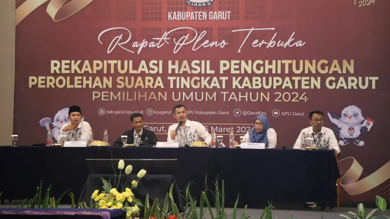 Ketua KPUD Garut, Dian Hasanudin bersama Komisioner KPUD Garut  lainya, tengah memimpin jalannya proses pembacaan hasil rekapitulasi perolehan suara Pemilu, di Ballroom Hotel Harmoni, Cipanas Garut. (Liputan6.com/Jayadi Supriadin)