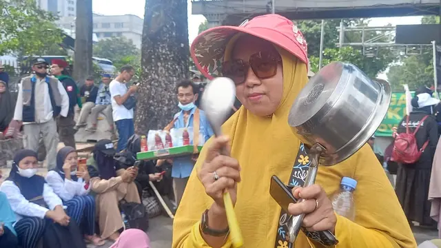 Salah satu Emak-emak yang ikut bergabung dengan elemen massa Gerakan Nasional Pembela Rakyat (GNPR) menyuarakan penolakan terhadap kenaikan harga Bahan Bakar Minyak (BBM) di Patung Kuda Arjuna Wiwaha Jakarta Pusat