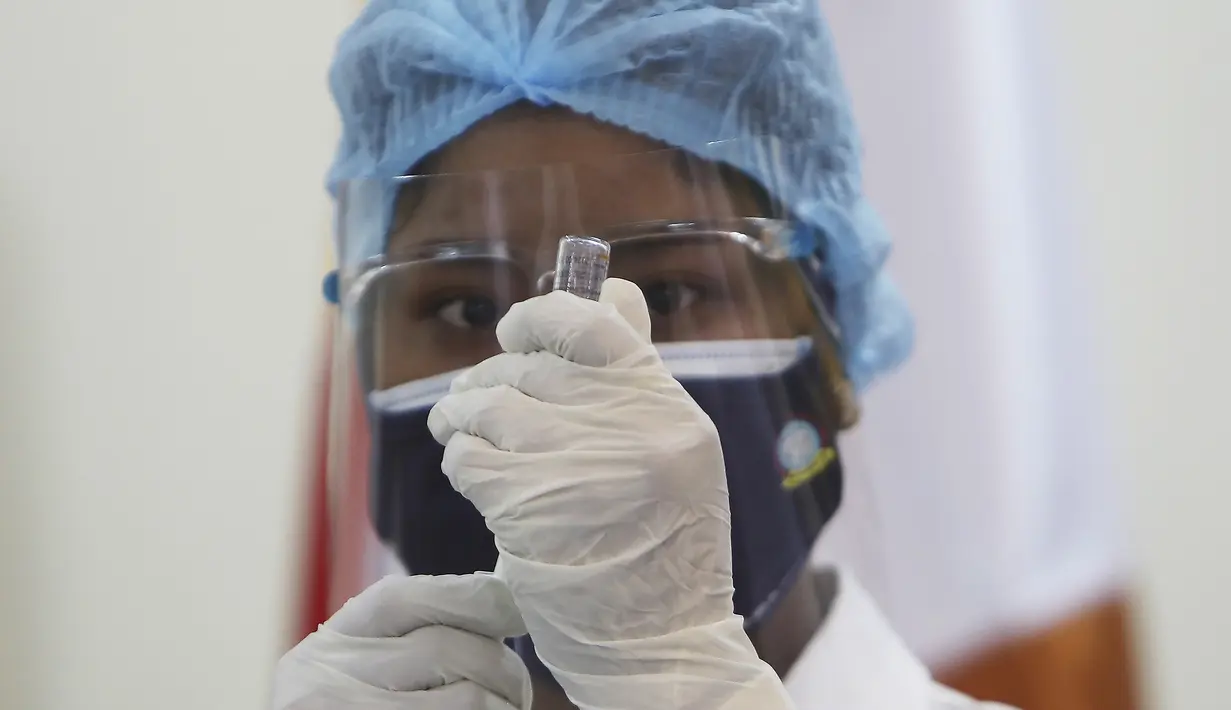 Seorang perawat menyiapkan vaksin COVID-19 Sinovac di Kementerian Penerangan selama kampanye inokulasi melawan virus COVID-19 di Phnom Penh, Kamboja, Kamis  (1/4/2021). (AP Photo/Heng Sinith)