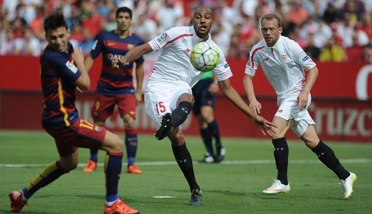 Pemain Sevilla's Steven N'Zonzi (tengah) menendang bola  saat laga Liga Spanyol antara Sevilla FC vs Barcelona di Stadion Ramon Sanchez Pizjuan stadium, Sevilla, Sabtu (3/10/2015). Sevilla menang 2-1  AFP Photo / Cristina Quicler