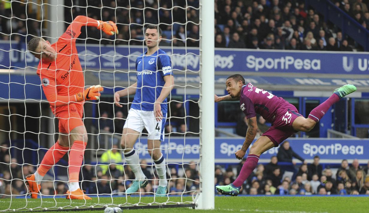 Pemain Manchester City, Gabriel Jesus (kanan) menambah keunggulan timnya pada menit ke-12’ lewat sundulan mematikan pada lanjutan Premier League di Goodison Park, Liverpool, (31/3/2018). Manchester City menang 3-1. (AP/Rui Vieira)