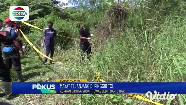 Ditemukan mayat berjenis kelamin pria di pinggir jalan tol Sumo, Surabaya, Jawa Timur, pada Sabtu pagi (26/6). Warga sekitar digegerkan dengan peristiwa tersebut, dan langsung melaporkan ke polisi. Kemudian, mayat tersebut masih dalam proses identifi...