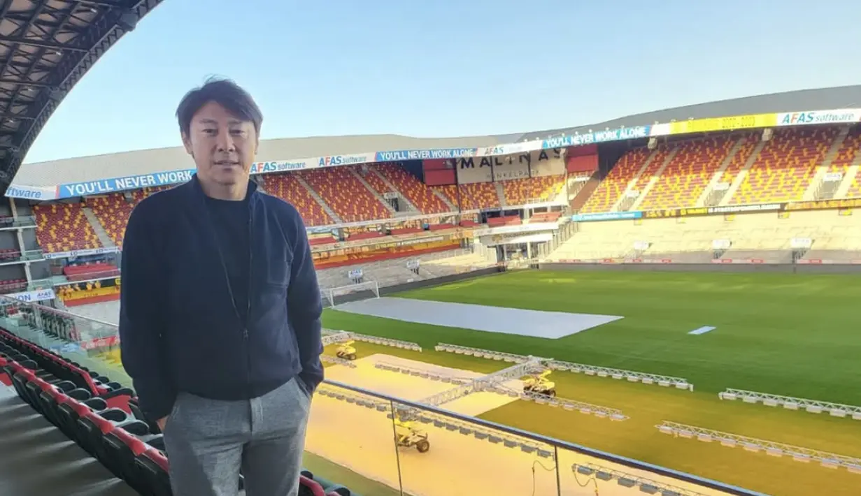 Ia kerap tampil dengan celana bahan, kaos, serta cardigan. Tampilan ini hadirkan gaya yang memikat.  [Foto: Instagram/ Shin Tae-young]