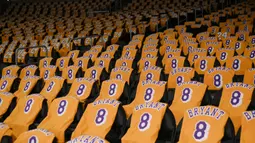 Los Angeles Lakers menghormati mendiang Kobe Bryant dengan memberikan kaus untuk para penggemar sebelum pertandingan NBA melawan Portland Trail Blazers di Staples Center, Jumat, (31/1/2020). Kobe Bryant meninggal akibat kecelakaan helikopter bersama putrinya Gianna. (AP Photo / Kelvin Kuo)