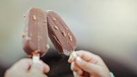 Ilustrasi es krim. (Foto oleh Min An: https://www.pexels.com/id-id/foto/es-krim-berlapis-coklat-749102/)