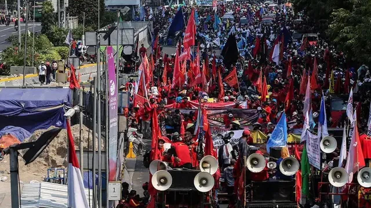Saat ini, Apindo masih menunggu revisi terkait aturan pengupahan yang masih di godok pemerintah. Nantinya, perhitungan formula kenaikan UMP 2024 akan mengacu pada regulasi anyar tersebut.