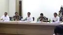 Presiden Joko Widodo (tengah) mendengarkan penjelasan saat mendatangi Kantor Pusat PLN (Persero) di Jakarta Selatan, Senin (5/8/2019). Kedatangan Jokowi untuk meminta penjelasan direksi PLN menyusul peristiwa pemadaman listrik di hampir seluruh Pulau Jawa. (Liputan6.com/Angga Yuniar)