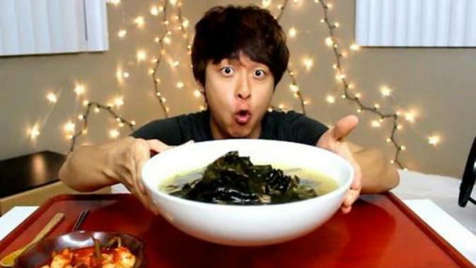 Memakan sup rumput laut menjadi tradisi wajib di korea selatan saat ulang tahun (Sumber foto: blog.bukalapak.com)