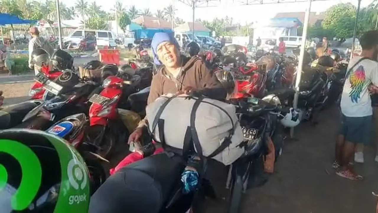 Ratusan kendaran roda dua padati area parkir Pelabuhan Jangkar Situbondo (Hermawan Arifianto/Liputan6.com)