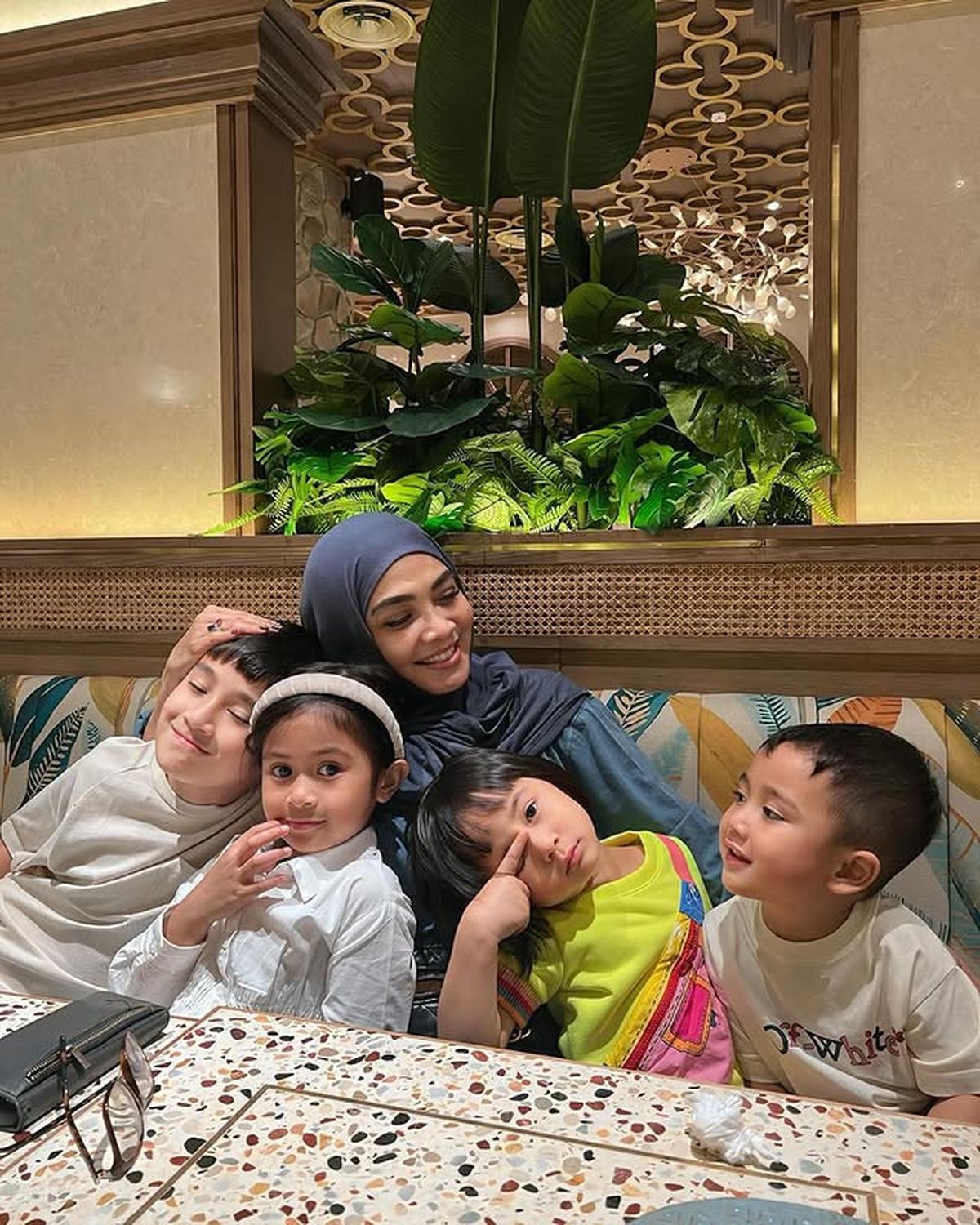 7 Potret Rieta Amilia Bersama Cucu-Cucu Kesayangan, Ajak Jalan-Jalan ke Mall