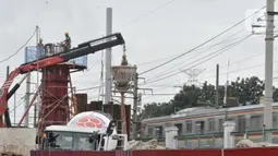 Pekerja menyelesaikan pembangunan Flyover Lenteng Agung, Jakarta, Rabu (26/2/2020). Proyek jalan layang putar arah yang menghabiskan anggaran Rp140,8 miliar tersebut ditargetkan rampung pada November 2020. (merdeka.com/Iqbal S Nugroho)