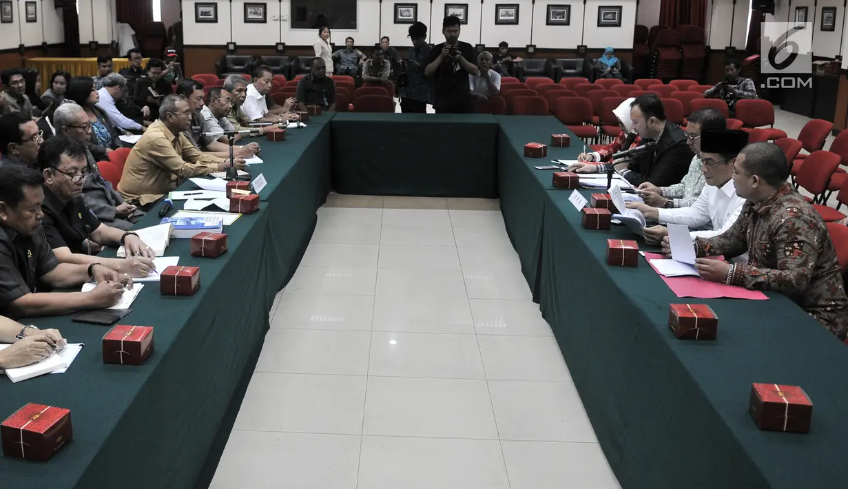 Suasana pertemuan antara Wakil Ketua DPR RI Fadli Zon bersama Anggota Komisi III Muhammad Syafi'i dan pengacara Ahmad Dhani dengan pihak Pengadilan Tinggi DKI Jakarta, Senin (4/2). (Merdeka.com/Iqbal Nugroho)