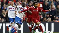 Pemain Liverpool, Mohamed Salah, mendapat pengawalan ketat dari pemain Stoke City pada lanjutan Premier League, Sabtu (28/4/2018). Laga ini berakhir dengan hasil imbang 0-0. (Martin Rickett/PA via AP)