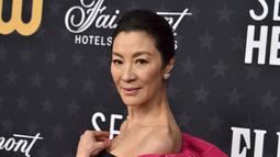 Michelle Yeoh berpose saat tiba di Critics Choice Awards tahunan ke-28 di The Fairmont Century Plaza Hotel di Los Angeles pada 15 Januari 2023. Aktris yang kini berusia 60 tahun menjadi aktris Asia pertama yang mendapatkan nominasi tersebut sepanjang sejarah Academy Awards. (Photo by Jordan Strauss/Invision/AP)