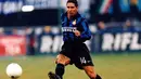 4. Diego Simeone (1997-1999). Baru dua musim bersama La Beneamata, gelandang bertahan itu langsung dijual ke Lazio. Musim pertamanya bersama klub ibukota, pemain Argentina itu langsung meraih gelar Serie A dan Coppa Italia. (Calcioweb.eu)