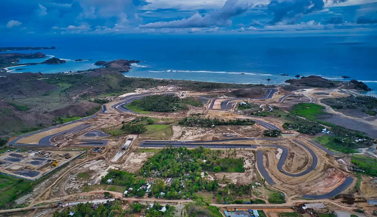 Foto aerial perkembangan pembangunan Sirkuit Jalan Raya Mandalika yang berada di dalam Kawasan Ekonomi Khusus Mandalika, Kamis (14/1/2021). Perkembangan pembangunan Sirkuit sudah mencapai 42,98 persen. (foto dok MGPA)