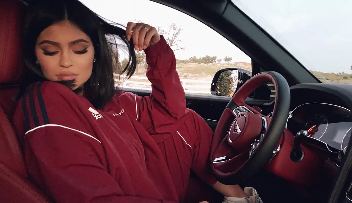 Dilansir dari HollywoodLife, seorang sumber yang menjadi orang dekat keluarga Kardashian pun mengungkapkan rahasia langsingnya Kylie Jenner. (instagram/kyliejenner)