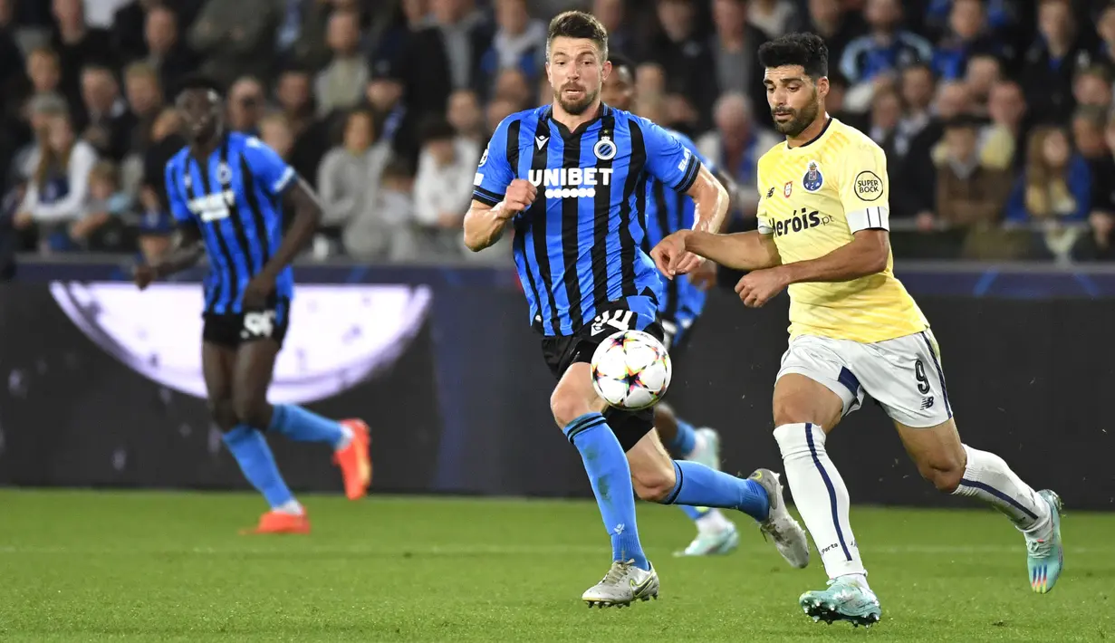 Mehdi Taremi berhasil membawa FC Porto lolos ke babak 16 besar Liga Champions 2022/2023 setelah mengalahkan tuan rumah Club Brugge pada Kamis (27/10/2022) dini hari WIB. Ia berhasil mencetak dua dari empat gol yang diciptakan oleh skuad berjuluk Azuis e brancos. (AFP/Geert Vanden Wijngaert)