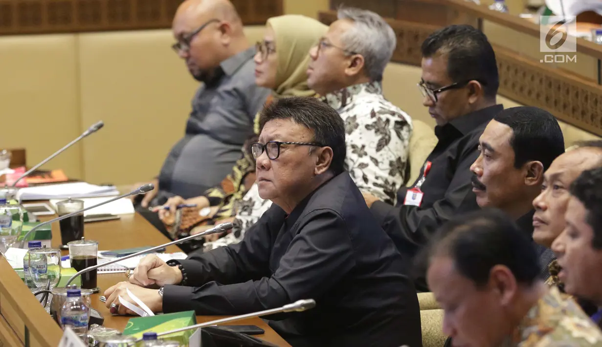 Mendagri, Tjahjo Kumolo (tengah) bersama pimpinan KPU dan Bawaslu saat mengikuti rapat kerja/rapat dengar pendapat dengan Komisi II DPR di Kompleks Parlemen, Jakarta, Kamis (26/9/2019). Rapat membahas evaluasi Pemilu 2019 dan persiapan Pilkada Serentak 2020. (Liputan6.com/Helmi Fithriansyah)