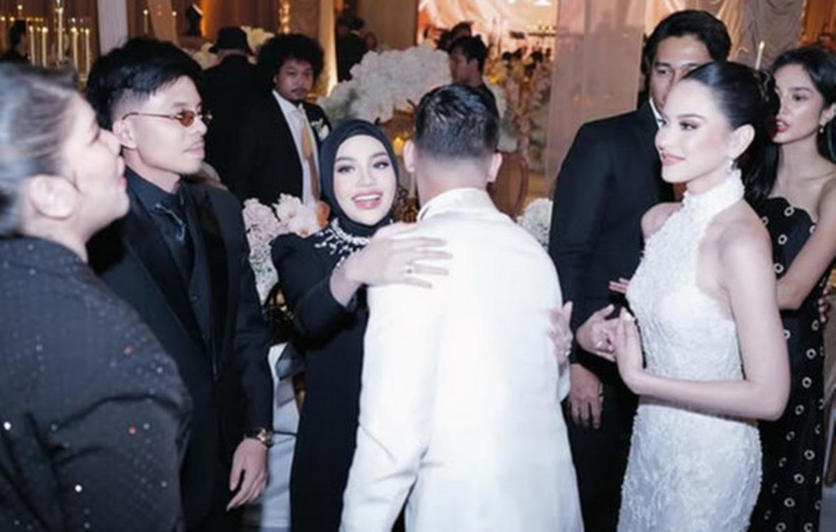 Potret Aurel Hermansyah Tampil Stunning Dalam Balutan Dress Hitam di Dinner Party Al Ghazali & Alyssa Daguise