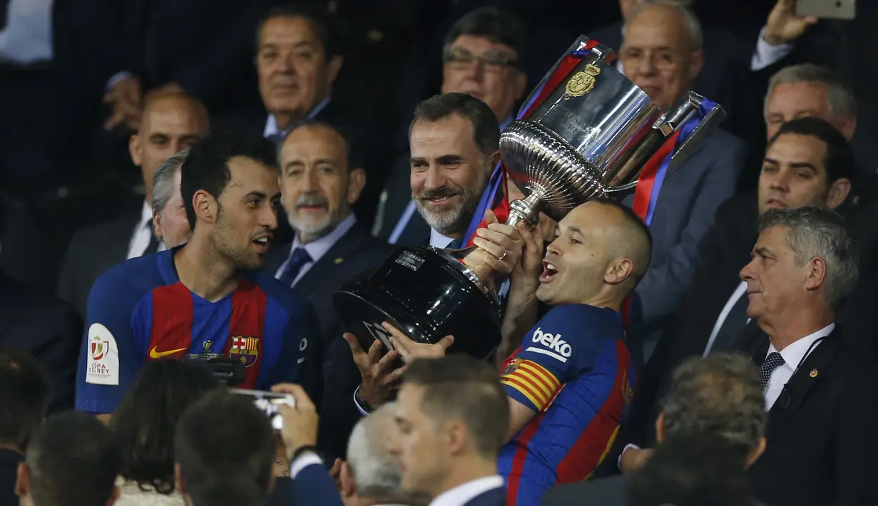 Barcelona menutup musim 2016-2017 dengan meraih trofi Copa del Rey atau Piala Raja seusai menang 3-1 atas Deportivo Alaves, Spanyol, Minggu (28/5). (AP Photo)