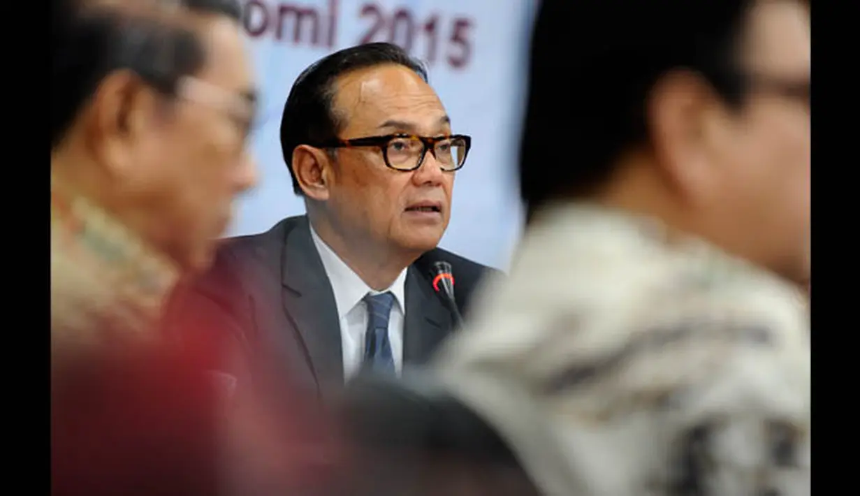 Ketua Umum Kamar Dagang dan Industri (Kadin) Indonesia Suryo Bambang Sulisto memberikan keterangan tentang catatan awal tahun dan perkiraan ekonomi 2015 di Menara Kadin Jakarta, Kamis (22/1). (ANTARA FOTO/Wahyu Putro A)