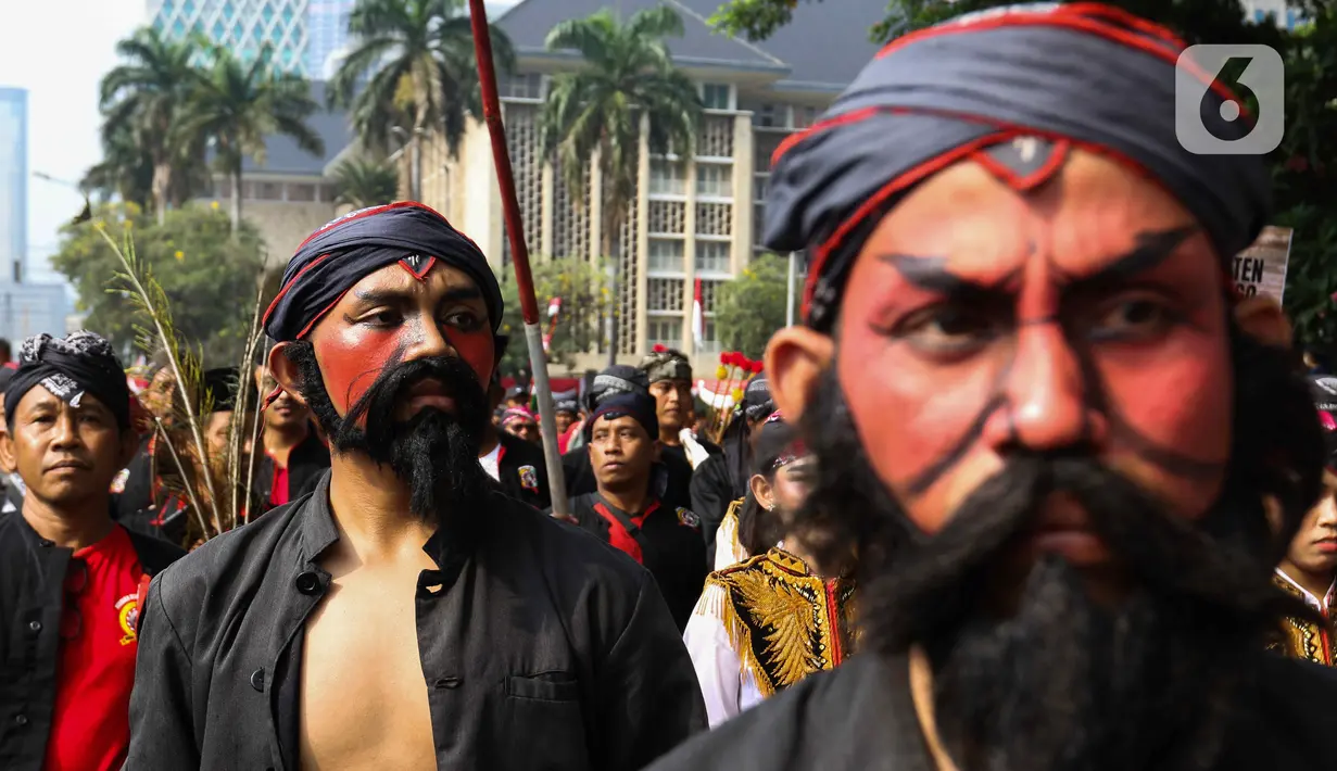 Pawai dimulai dari Perpustakaan Nasional, kemudian bergerak ke depan kantor Kementerian ESDM, Museum Nasional, dan berakhir di Gedung Kemenko PMK. (Liputan6.com/Herman Zakharia)