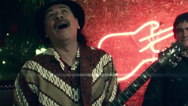 Carlos Santana kenakan batik di videoklip Saidera.