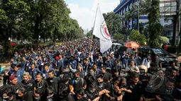 Ribuan mahasiswa Trisakti melakukan aksi unjuk rasa di depan Istana Merdeka, Jakarta, Selasa (12/5/2015). Mereka menuntut pemerintah Jokowi untuk mengusut tuntas kasus Tragedi 12 Mei 1998 yang menewaskan 4 mahasiswa Trisakti. (Liputan6.com/Faizal Fanani)