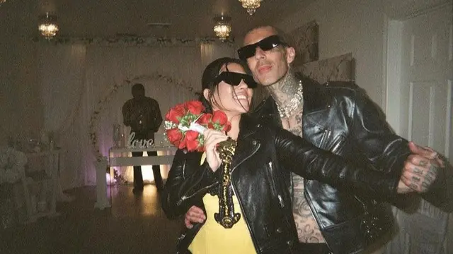 Legalkan Pernikahan dengan Travis Barker, Kourtney Kardashian Pakai Mini Dress dan Kerudung