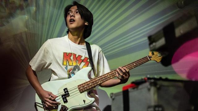 FOTO: Pesona Iqbaal Ramadhan Saat Bermain Alat Musik