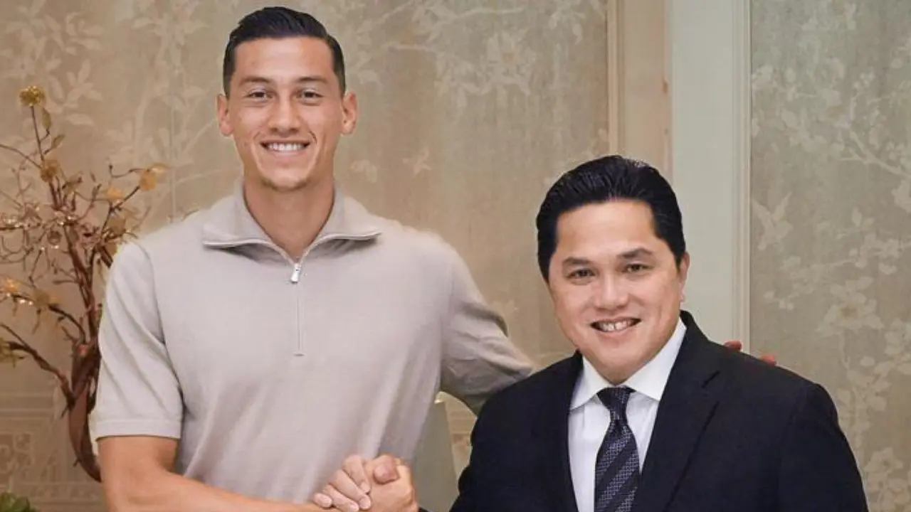 Ketua PSSI, Erick Thohir bersama bek Venezia, Jay Idzes.