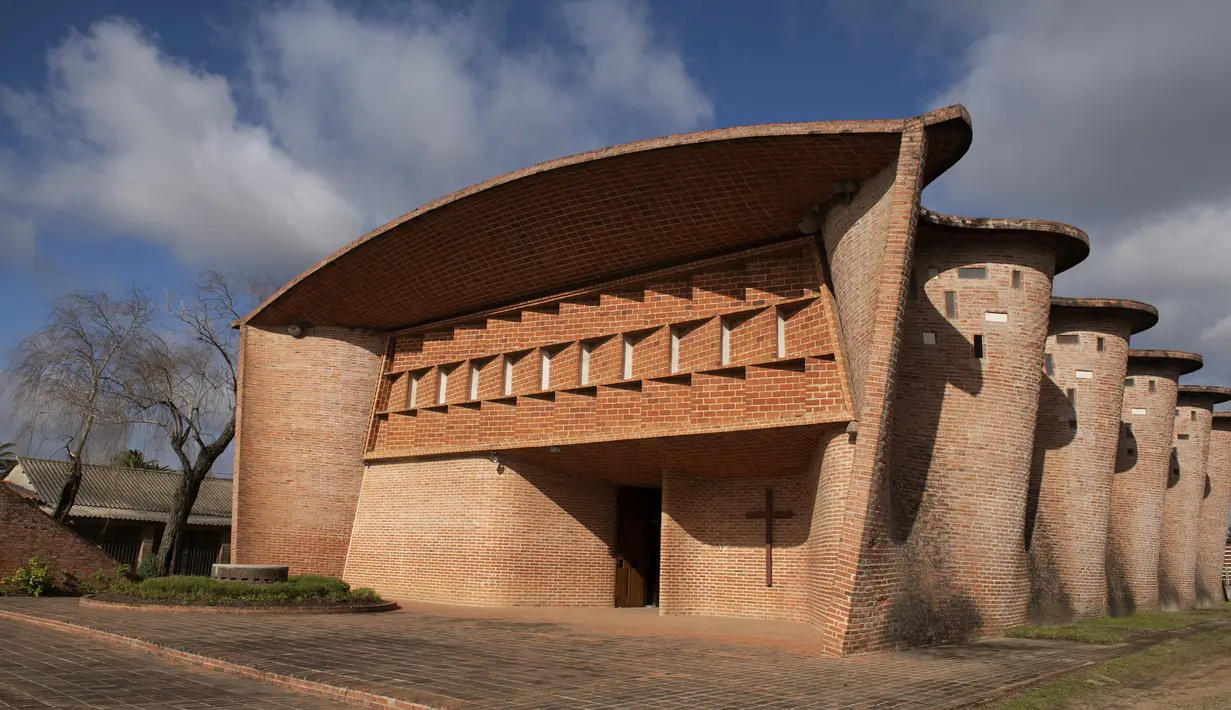 Pemandangan Gereja Kristus Sang Pekerja dan Bunda Maria dari Lourdes di Estacion Atlantida, Uruguay, 26 Juli 2021. UNESCO mempertimbangkan gereja yang didirikan insinyur Uruguay Eladio Dieste pada tahun 1958 tersebut sebagai Warisan Kemanusiaan untuk Budaya. (AP Photo/Matilde Campodonico)