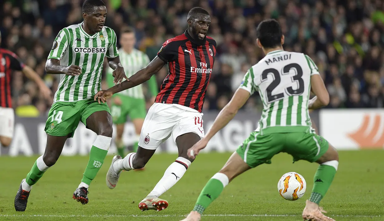 Pemain AC Milan, Tiemoue Bakayoko tampil apik pada fase grup Liga Europa yang berlangsung di Stadion Benito Villamarin, Spanyol (9/11),  AC Milan bermain imbang 1-1 kontra Real Betis (AFP/Cristina Quicler)